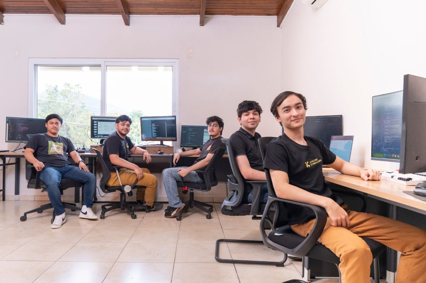 Equipo creativo de Devio en el estudio